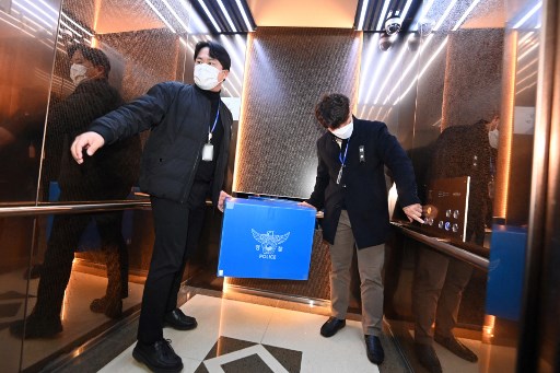 Menurut pejabat terkait, polisi Provinsi Jeonnam melakukan operasi penggeledahan dan penyitaan di bandara yang terletak di barat daya Korea Selatan, kantor pusat Jeju Air di Seoul, dan kantor Muan dari Kantor Regional Penerbangan Busan.