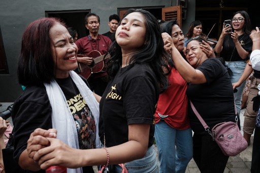 Yang menarik adalah cium pipi kiri kanan, tradisi yang diadopsi dari Eropa, sambil membawakan nyanyian dengan diiringi lagu-lagu dengan musik tradisional, tentunya Keroncong Tugu. 