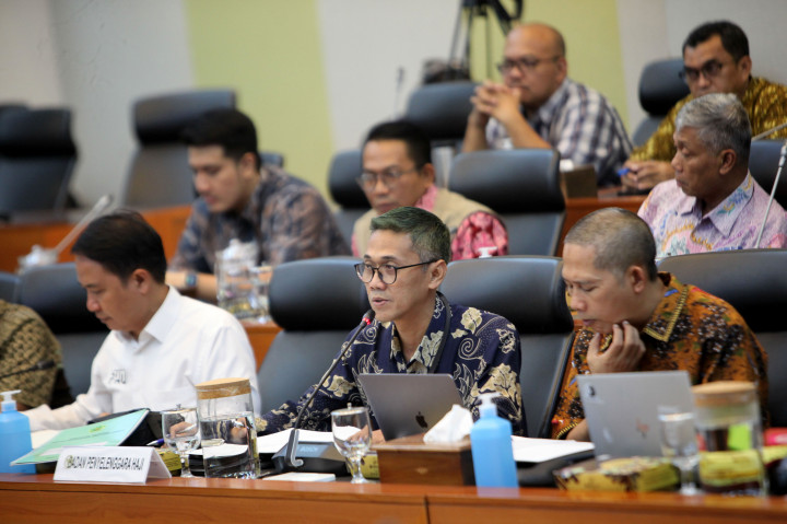 Anggota Komisi VIII DPR RI Achmad mengusulkan pemerintah menurunkan biaya haji dengan menekan atau mengurangi biaya penerbangan dari Indonesia menuju Arab Saudi ataupun sebaliknya.