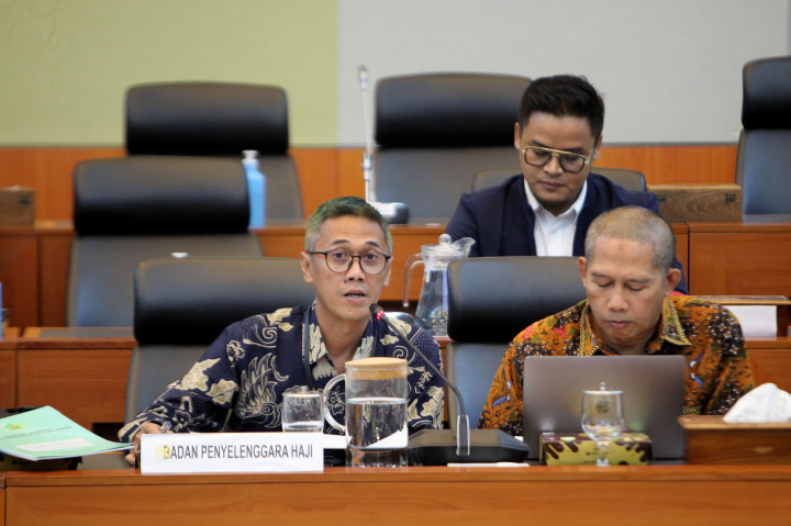 Achmad menilai maskapai penerbangan Garuda Indonesia yang merupakan Badan Usaha Milik Negara berpotensi untuk diajak bekerja sama oleh Kementerian Agama dalam menurunkan biaya penerbangan haji.