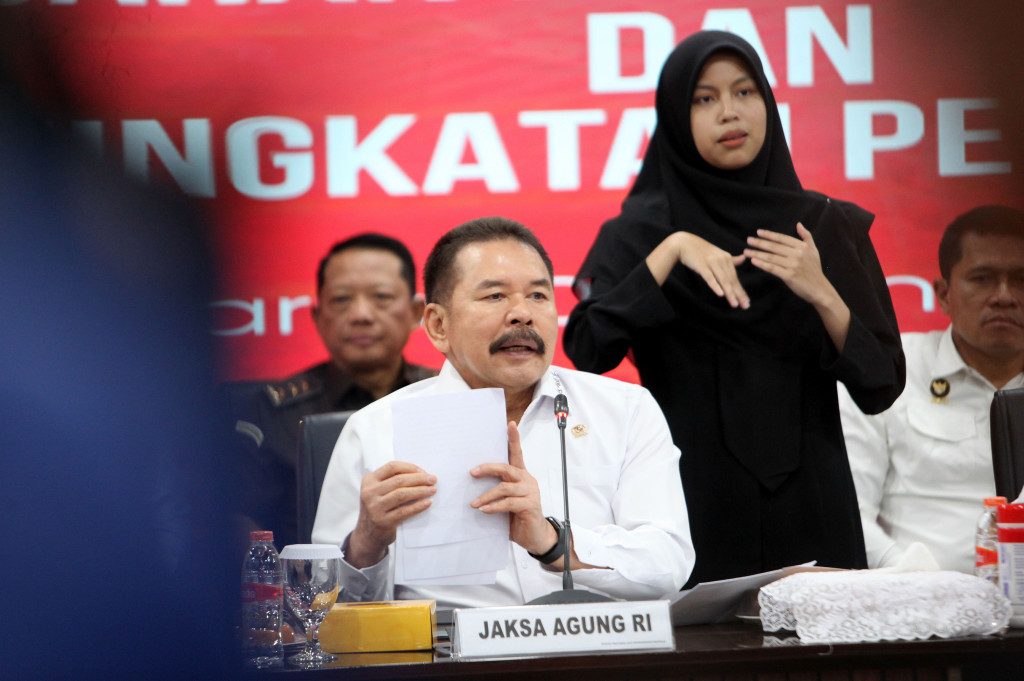 Menurut pria yang akrab disapa BG ini, para koruptor yang kasusnya telah berjalan di KPK, Kejaksaan Agung ataupun Polri memiliki aset yang tersebar di beragam wilayah, termasuk luar negeri.