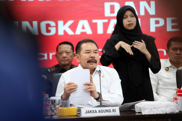 Menurut pria yang akrab disapa BG ini, para koruptor yang kasusnya telah berjalan di KPK, Kejaksaan Agung ataupun Polri memiliki aset yang tersebar di beragam wilayah, termasuk luar negeri.