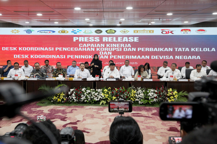 Menteri Koordinator Bidang Politik dan Keamanan (Menko Polkam) Budi Gunawan mengatakan pihaknya membangun kerja sama tingkat internasional dengan berbagai negara untuk mengambil aset para koruptor yang tersimpan di luar negeri.