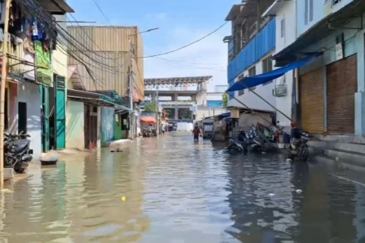 Banjir rob atau air pasang laut kembali menggenangi kawasan Muara Angke, Penjaringan, Jakarta Utara pada Kamis, 2 Januari 2025 siang.