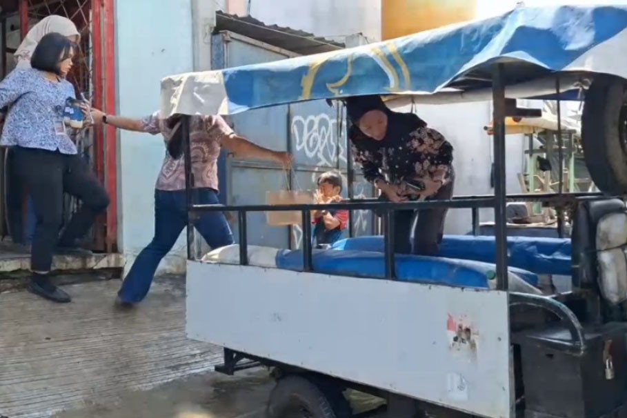 Berdasarkan pantauan, sejumlah warga harus menggendong anak-anaknya untuk melintasi banjir rob ini. Kendaraan odong-odong juga terpaksa digunakan sebagai transportasi warga dan para pekerja di sekitar lokasi untuk memudahkan mobilitas warga.