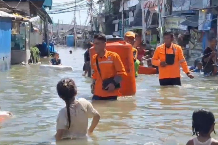 Petugas Badan Penanggulangan Bencana Daerah (BPBD) DKI Jakarta Ramdhoni, mengatakan hingga pukul 14.00 WIB banjir rob mencapai ketinggian 65-70 sentimeter.