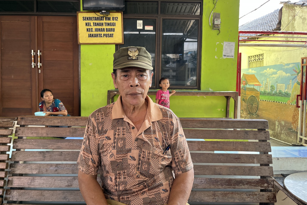 Adapun alasan warga tidak mau menyetujui pembangunan rusun tersebut diantaranya tidak mau tinggal di gedung bertingkat. Imron sebagai kerja RW berharap adanya kesepakatan antara warga dan pemerintah sehingga masalah hunian ini dapat teratasi.