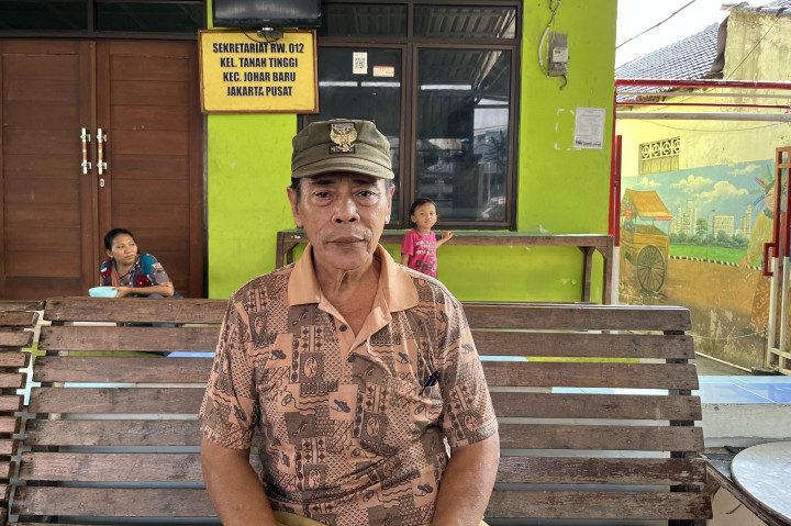 Adapun alasan warga tidak mau menyetujui pembangunan rusun tersebut diantaranya tidak mau tinggal di gedung bertingkat. Imron sebagai kerja RW berharap adanya kesepakatan antara warga dan pemerintah sehingga masalah hunian ini dapat teratasi.