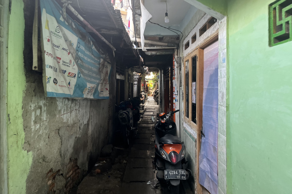 “Banyak di wilayah kami RW 012 (Rumah) yang tidak layak dihuni, satu rumah itu bisa tiga kakak, bahkan empat kakak,” kata Ketua RW 12 Kelurahan Tanah Tinggi, Imron Buchori, ketika ditemui Medcom.id di lokasi, Kamis, 2 Januari 2024.