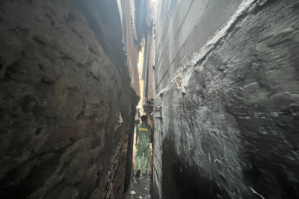 Imron menjelaskan sebenarnya pemerintah sudah memberikan solusi dengan membangun rumah susun dari hasil kerja sama Dinas Perumahan dengan yayasan Buddha Tzu Chi. Namun hingga saat ini baru satu rusun yang berhasil berdiri.