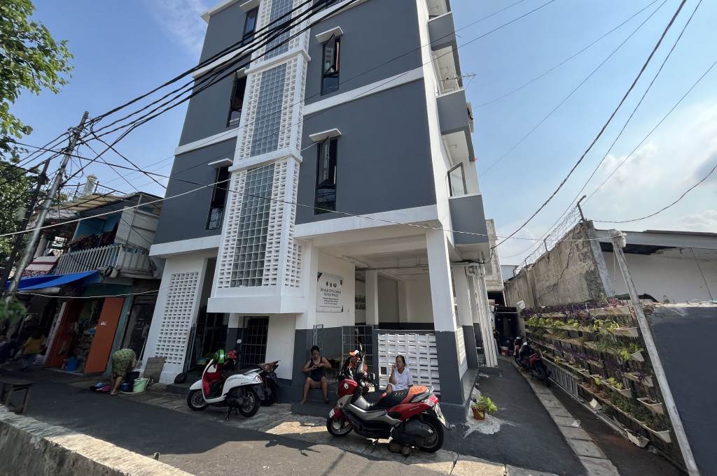 Hunian yang layak masih menjadi masalah di sejumlah titik padat penduduk Jakarta saat ini. Salah satunya terletak di RW 12 Kelurahan Tanah Tinggi, Johar Baru, Jakarta Pusat.