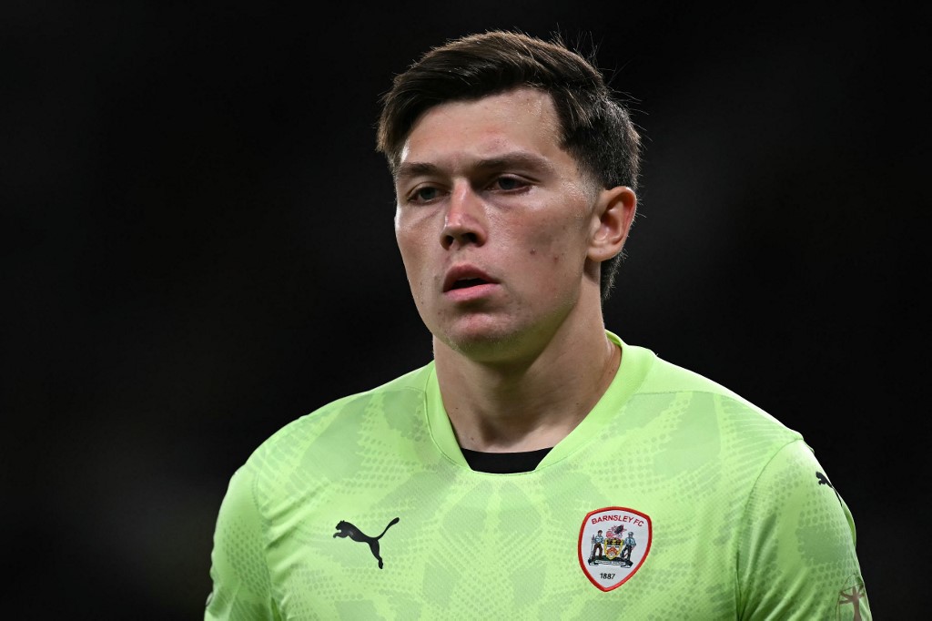 Chelsea menarik penjaga gawang Gabriel Slonina dari masa peminjamannya di Barnsley setelah membuat 14 penampilan bersama klub League One itu musim ini.