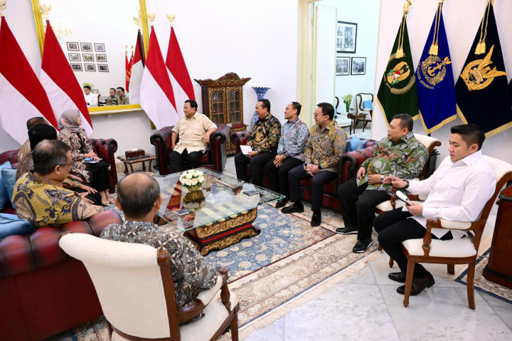 Presiden Prabowo Subianto menerima Ikhtisar Hasil Pemeriksaan Semester (IHPS) I Tahun 2024 dari Badan Pemeriksa Keuangan. Laporan tersebut mengungkapkan berbagai temuan dan upaya perbaikan tata kelola keuangan negara selama semester pertama tahun 2024.