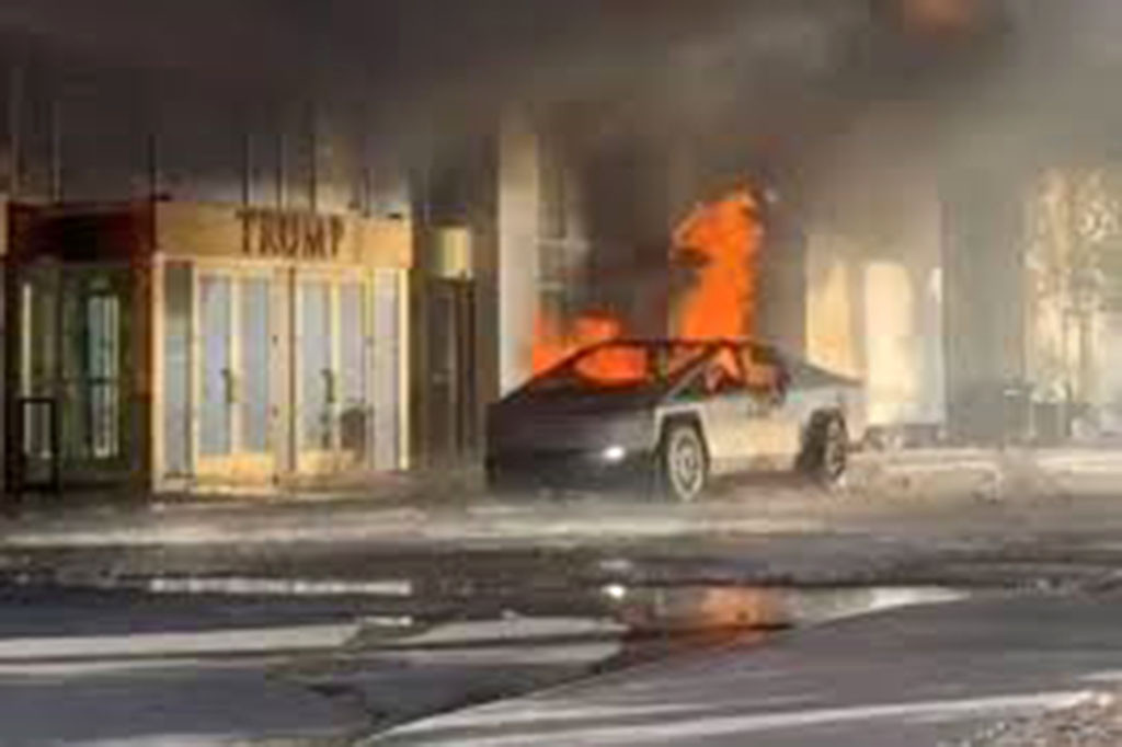 Menurut Departemen Kepolisian Las Vegas, kendaraan tersebut meledak dekat Trump International Hotel, dan menewaskan pengemudi serta melukai tujuh orang lainnya.