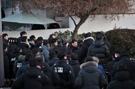 Yoon sedang dalam penyelidikan kriminal terkait pengumunan darurat militer yang berlangsung singkat pada 3 Desember. Penangkapan akan menjadi hal yang belum pernah terjadi sebelumnya bagi seorang presiden Korea Selatan yang sedang menjabat.