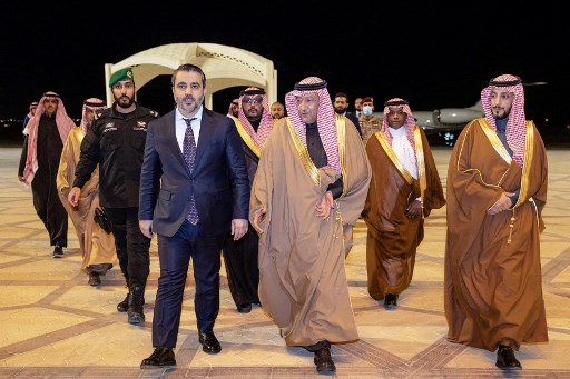 Delegasi Suriah yang dipimpin oleh Menteri Luar Negeri yang baru diangkat Asaad Hassan al-Shibani tiba di Riyadh, Arab Saudi, Rabu, 1 Januari 2025, dalam kunjungan resmi pertamanya ke luar negeri. Delegasi tersebut termasuk Menteri Pertahanan Murhaf Abu Qasra. 