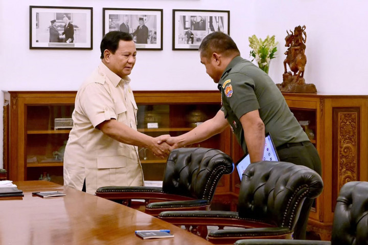 Presiden Prabowo Subianto menerima Kepala Staf TNI Angkatan Darat (KSAD) Jenderal Maruli Simanjuntak, di Istana Kepresidenan Jakarta, Kamis, 2 Januari 2025. Pertemuan tersebut membahas sejumlah program yang telah dituntaskan oleh TNI AD.