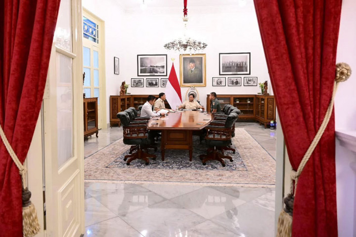 Program yang juga mampu diselesaikan TNI AD, yakni pembangunan puluhan unit sarana, seperti kolam renang, prasarana latihan, dan sarana lainnya.