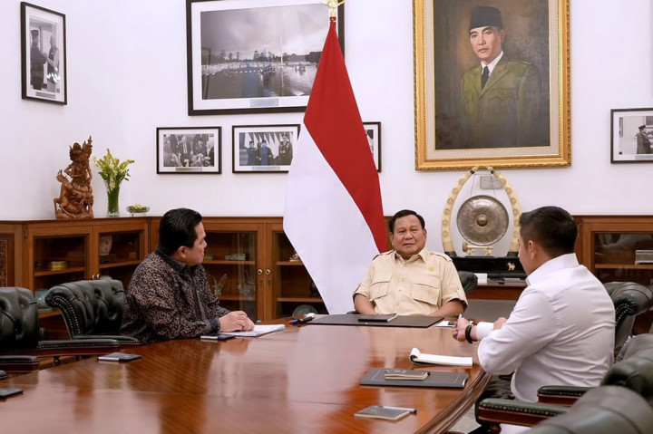 Prabowo menerima laporan terkait perkembangan revitalisasi dan relokasi terminal Bandara Internasional Soekarno-Hatta, demikian keterangan tertulis di instagram @sekretariat.kabinet. 