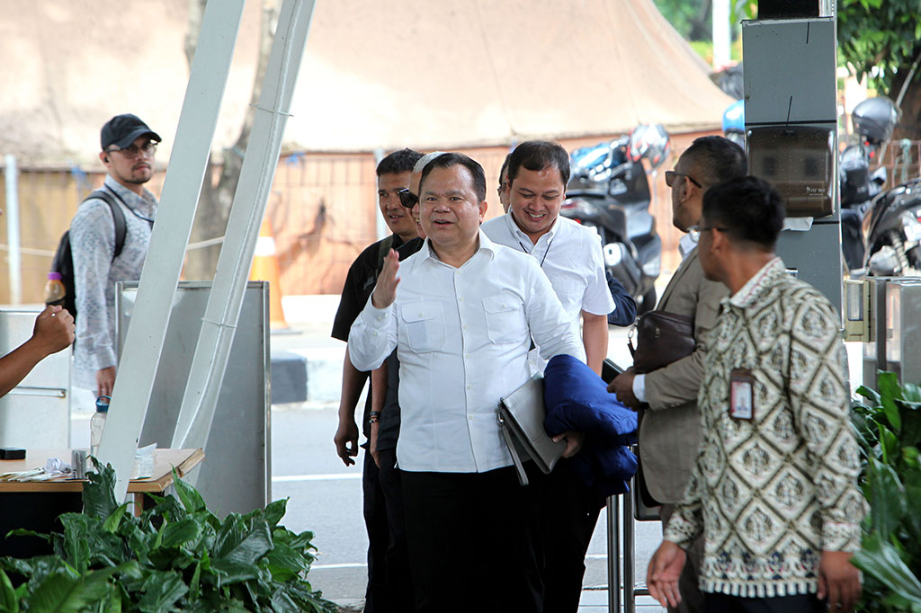 Tim penyidik Komisi Pemberantasan Korupsi (KPK) memeriksa mantan Direktur Jenderal Imigrasi Ronny F. Sompie (RFS) sebagai saksi penyidikan kasus dugaan korupsi dengan tersangka Harun Masiku (HM) dan Sekretaris Jenderal PDI Perjuangan Hasto Kristiyanto (HK).