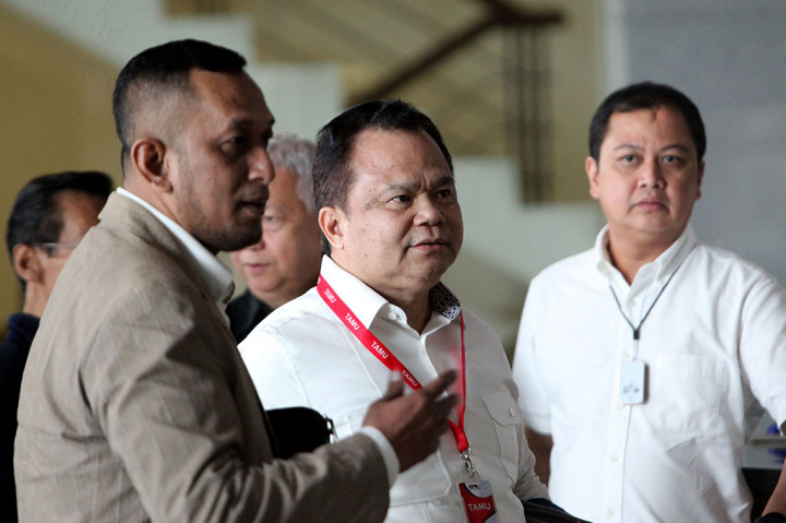 Ronny Sompie diketahui telah hadir di Gedung Merah Putih KPK, Jakarta pada pukul 10.00 WIB dengan didampingi oleh beberapa orang.