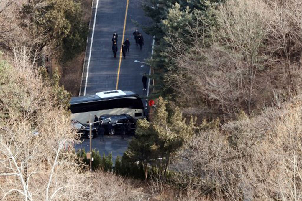 Badan Investigasi Korupsi untuk Pejabat Tinggi (CIO) lewat pernyataan tertulisnya kepada wartawan, Jumat, 3 Januari 2025, menyatakan tengah melaksanakan surat perintah tersebut. Namun, polisi menyatakan bahwa penyidik dihalangi untuk memasuki kompleks kepresidenan oleh satuan militer.