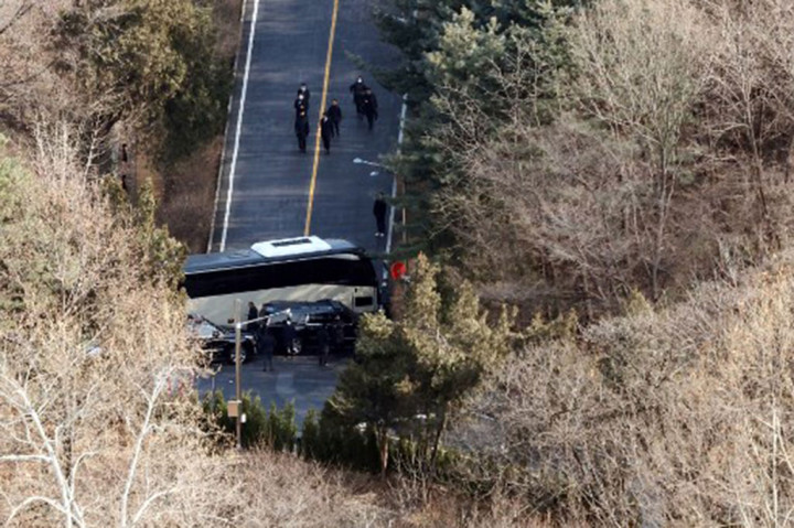 Badan Investigasi Korupsi untuk Pejabat Tinggi (CIO) lewat pernyataan tertulisnya kepada wartawan, Jumat, 3 Januari 2025, menyatakan tengah melaksanakan surat perintah tersebut. Namun, polisi menyatakan bahwa penyidik dihalangi untuk memasuki kompleks kepresidenan oleh satuan militer.