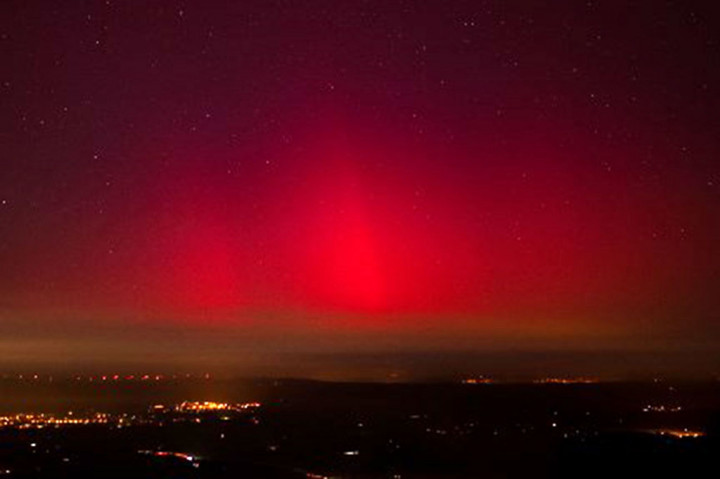Foto yang diambil dari Desa La Roquebrussanne, tenggara Prancis, menunjukkan aurora borealis pada Rabu, 1 Januari 2025 waktu setempat.