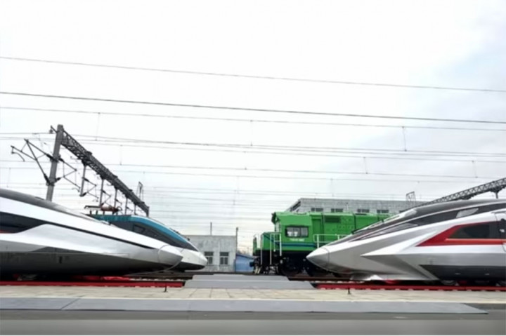 Dalam sebuah pernyataan yang dibagikan di akun WeChat resminya pada hari Minggu, 29 Desember 2024, China State Railway Group memperkenalkan kereta berkecepatan tinggi CR450, dengan kecepatan operasi komersial maksimum 400 km/jam.