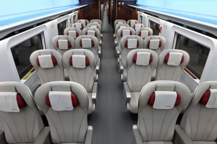 Media pemerintah Tiongkok memuji prototipe terbaru China Railway sebagai pengantar era baru kereta api berkecepatan tinggi.