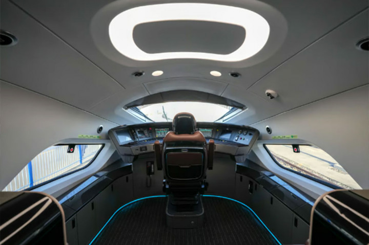 “Peluncuran resmi kereta berkecepatan tinggi tercepat di dunia ini menandai terobosan besar dalam proyek CR450 yang dimulai pada tahun 2018, dan akan semakin mengonsolidasikan dan memperluas ambisi kereta berkecepatan tinggi global Tiongkok,