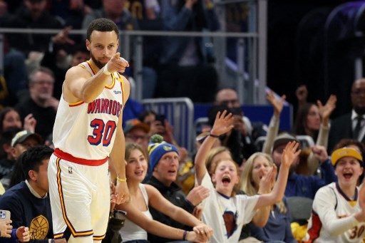 Curry menjadi pemain pertama dalam sejarah NBA yang mencetak 8-untuk-8 dari garis tripoin sekaligus membukukan 10 assist dalam satu pertandingan.