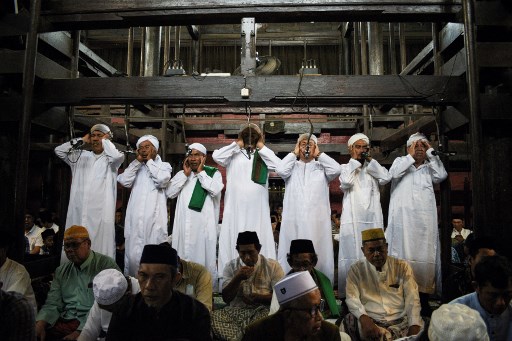 Secara umum azan dilakukan oleh seorang muazin. Tapi di Masjid Agung Sang Cipta Rasa terdapat tujuh muazin yang bertugas secara bersamaan saat mengumandangkan azan untuk Salat Jumat.