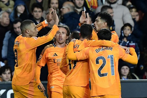 Real Madrid membawa pulang kemenangan 2-1 dari lawatan ke Valencia pada pertandingan Liga Spanyol di Stadion Mestalla, Valencia, Sabtu, 4 Januari 2025 dini hari WIB.
