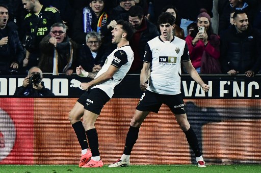 Valencia unggul terlebih dahulu pada menit ke-27. Javi Guerra melepaskan tembakan yang dapat ditahan kiper Courtois, tetapi bola pantul mendarat ke kaki Hugo Duro yang dengan mudah melesakkan bola ke gawang yang kosong. 1-0 untuk Valencia hingga jeda.