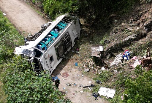 Tragedi itu terjadi pada Jumat dini hari di Pasto, Kotamadya Tangua, Kolombia, di satu ruas Jalan Raya Pan-Amerika. Kendaraan yang penuh dengan turis itu jatuh ke jurang di kilometer 49 jalan raya Pasto-Rumichaca.