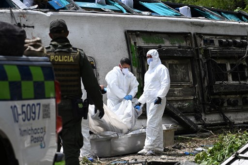 Setidaknya 13 orang tewas dan 28 lainnya terluka setelah bus wisata yang penuh sesak terjun ke jurang sedalam 160 kaki di Kolombia, Jumat, 3 Januari 2025.