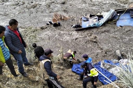 Kecelakaan bus yang terperosok ke jurang sering kali terjadi di Peru. Pegunungan Andes melintasi banyak negara dengan jalan berliku menghadap ke arah tebing.