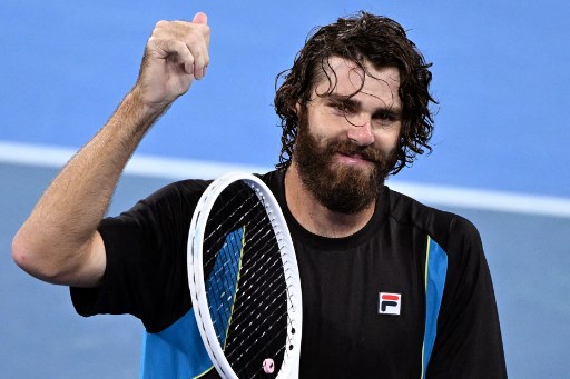 Opelka, yang memiliki catatan menang kalah 8-12 melawan 10 pemain teratas, akan melanjutkan upayanya untuk meraih trofi tingkat tur kelimanya melawan Giovanni Mpetshi Perricard, Sabtu, 4 Januari.