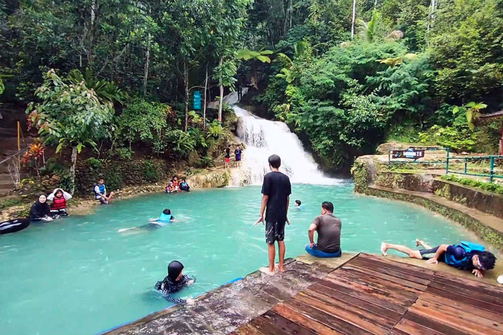 Karena terletak di Perbukitan Menoreh, udara segar dan suasana sejuk pun dapat pengunjung rasakan apabila berwisata ke tempat ini. Di destinasi wisata air terjun ini pengunjung akan merasakan segarnya air serta suasana hijau nan asri.