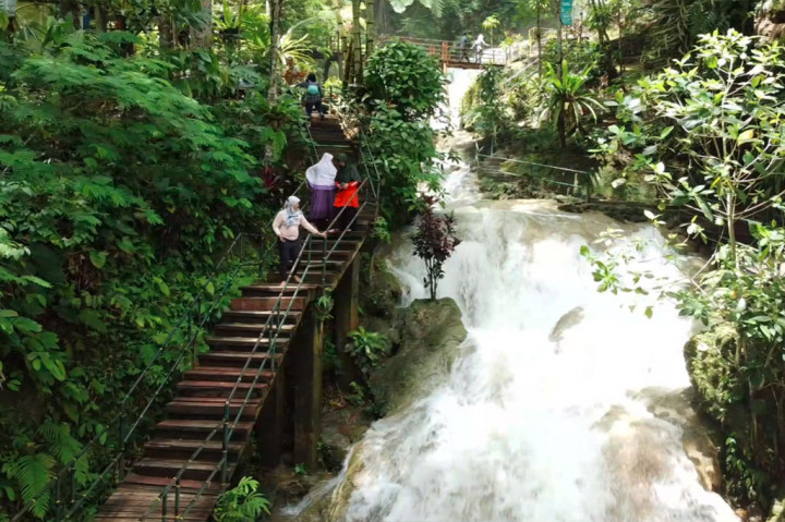 Bagi pengunjung yang mahir bisa berenang di kolam bawah yang memiliki kedalaman 2 hingga 4 meter. Bagi pengunjung keluarga atau pengunjung yang belum mahir, bisa berenang di kolam atas pada kolam ini kedalam air berkisar 1 hingga 1,5 meter.