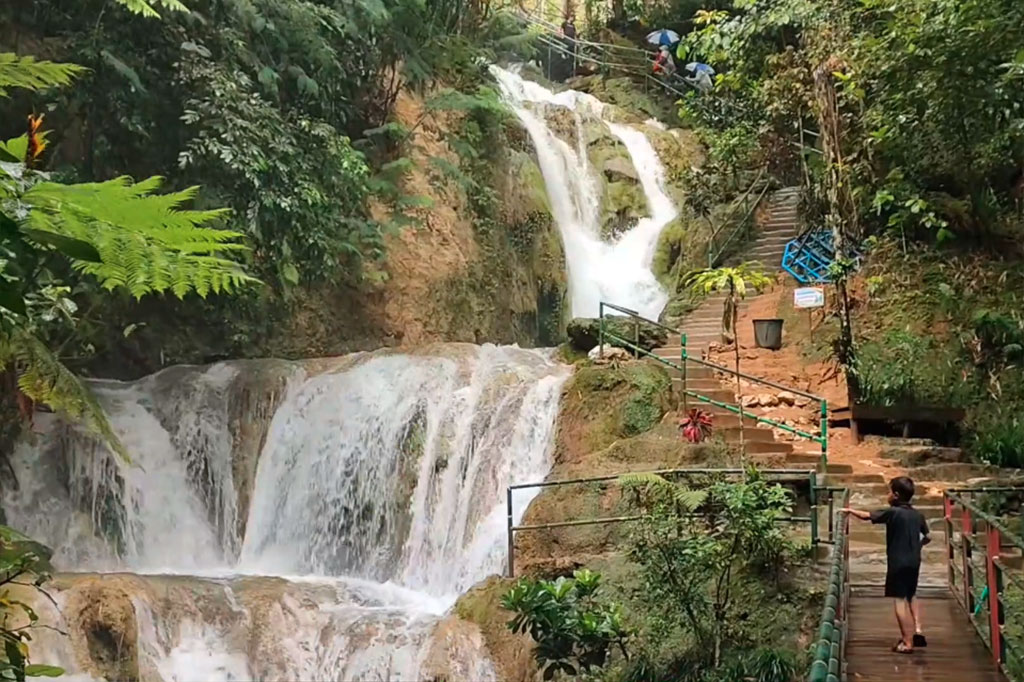 Selama jalan menuju berbagai kolam yang tersedia, pengunjung akan disuguhkan keindahan air terjun berundak di lokasi ini. Lantaran air yang langsung keluar dari mata air, membuat berenang di ekowisata Sungai Mudal terasa sangat menyegarkan.