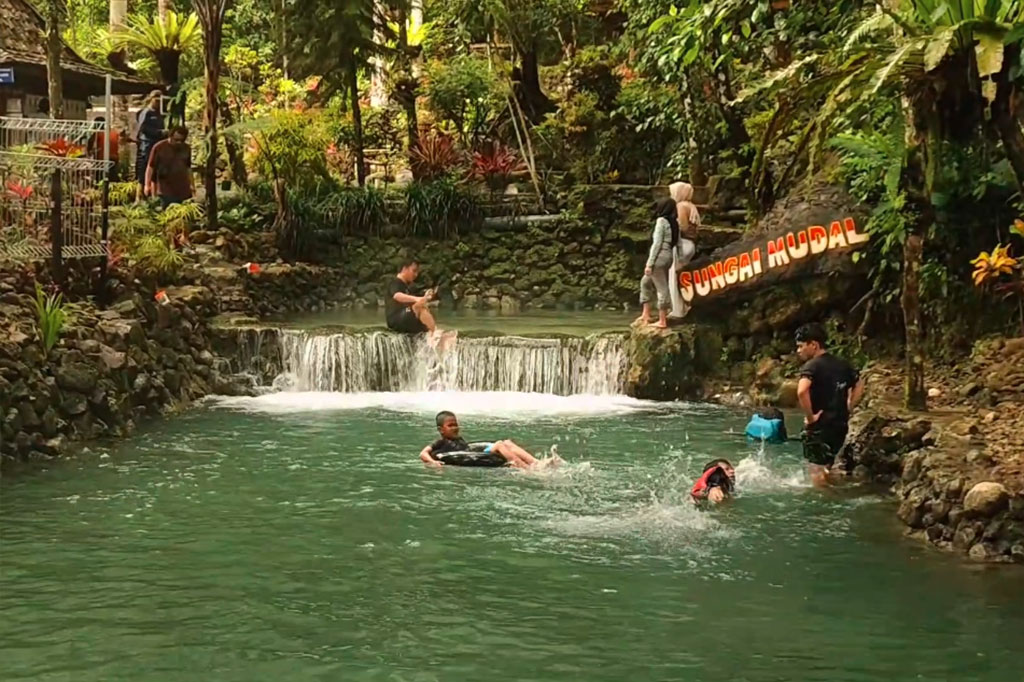 Nah bagi anda yang juga ingin merasakan suasana asri dan kesegaran air terjun Anda harus berkunjung ke Sungai Mudal. Biaya tiket masuk pun sangat terjangkau dengan hanya 10 ribu rupiah per orangnya.
