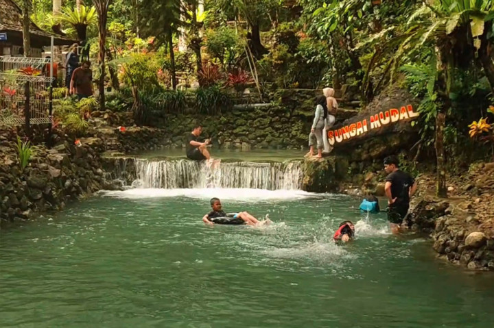 Nah bagi anda yang juga ingin merasakan suasana asri dan kesegaran air terjun Anda harus berkunjung ke Sungai Mudal. Biaya tiket masuk pun sangat terjangkau dengan hanya 10 ribu rupiah per orangnya.