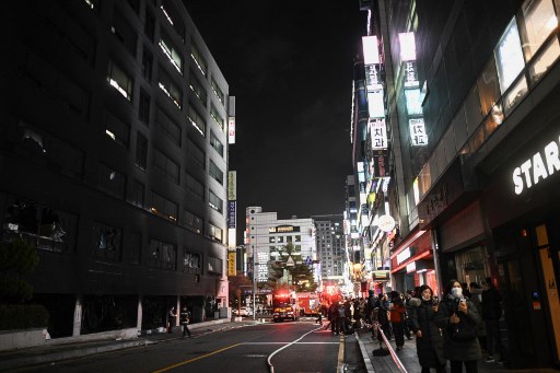 Sekitar 28 orang mengalami luka ringan, termasuk menghirup asap, tetapi tidak ada laporan tentang luka serius.