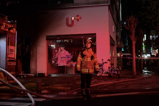 Ratusan orang diselamatkan atau dievakuasi setelah kebakaran terjadi di sebuah gedung komersial delapan lantai di Kota Seongnam, Korea Selatan,  Jumat, 3 Januari 2025.