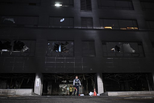 Pemadam kebakaran mengatakan petugas darurat sejauh ini telah menyelamatkan 240 orang, sementara 70 lainnya berhasil keluar dari gedung berlantai delapan itu tanpa bantuan.