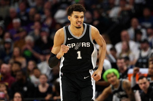 San Antonio Spurs berhasil mengalahkan Denver Nuggets dengan skor tipis 113-110 pada laga NBA yang berlangsung Sabtu, 4 Januari 2025 WIB. Victor Wembanyama menjadi kunci kemenangan Spurs dalam pertandingan ini.