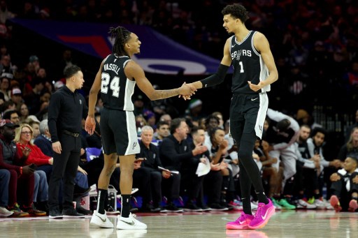 Wembanyama mencuri umpan bintang Denver Nuggets, Nikola Jokic, saat pertandingan menyisakan empat detik, kemudian memberikan operan kepada Devin Vassell, yang langsung mencetak dunk penentu kemenangan Spurs.