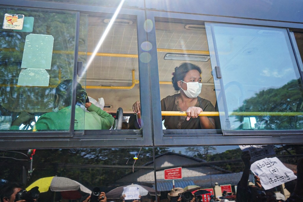 Namun, belum diketahui apakah para tahanan politik termasuk di antara mereka yang akan dibebaskan. Sebagian besar dari mereka ditahan karena menentang junta yang melakukan kudeta militer pada Februari 2021.